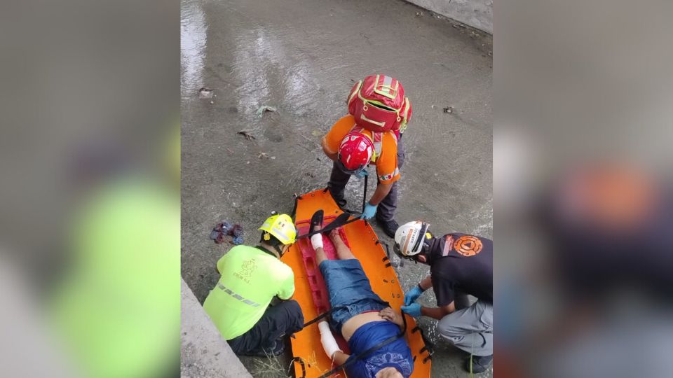 Mujer de la tercera edad cae de más de 2 metros de altura al Arroyo Seco