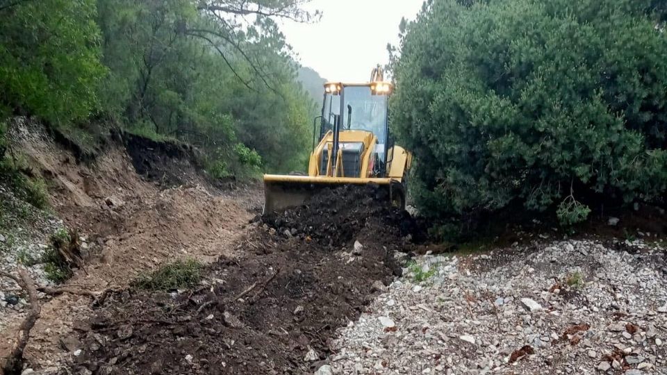Santa Catarina rehabilita caminos en Sierra Alta de La Huasteca tras tormenta tropical