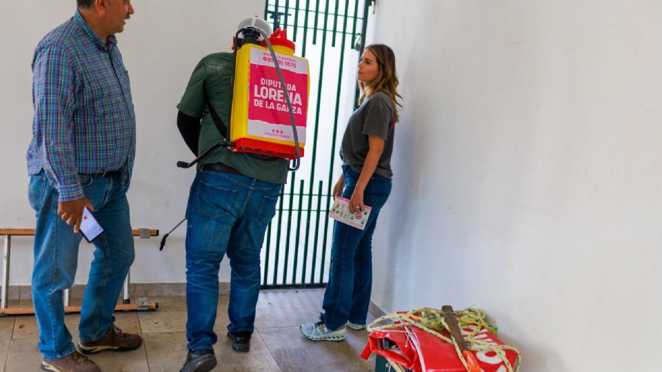 Lorena de la Garza, lidera campaña de fumigación contra el dengue en el sur de Monterrey
