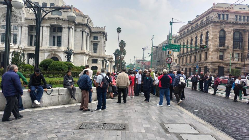 Extrabajadores de la Ruta 100 protestan en el Centro Histórico.