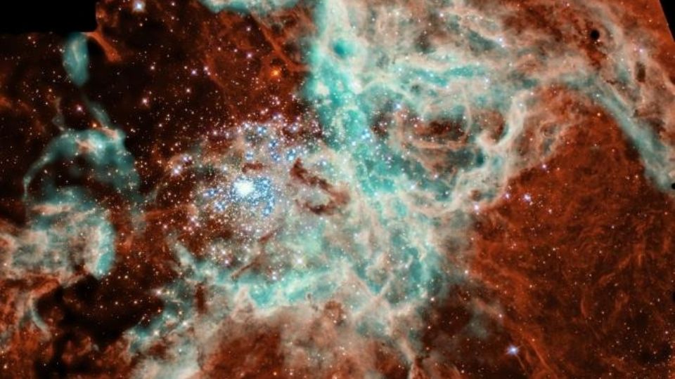 El telescopio espacial Hubble de la NASA ha capturado una vista panorámica de una vasta área esculpida de gas y polvo donde nacen miles de estrellas.