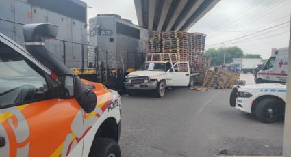 Camión de carga y auto son embestidos al intentar ganarle al tren en Monterrey