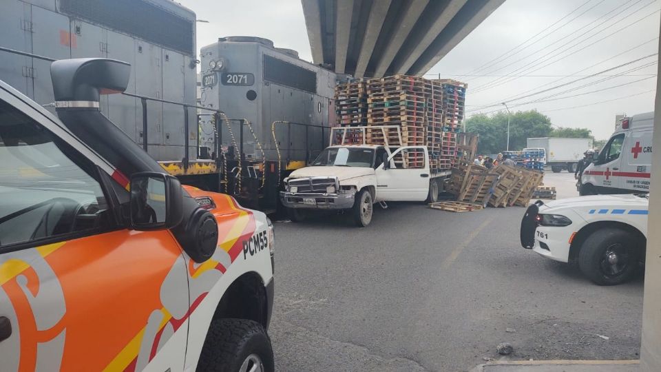 La carga del camión de tres y media toneladas quedó esparcida sobre el pavimento, mientras que el auto compacto fue impactado por los dos vehículos pesados.