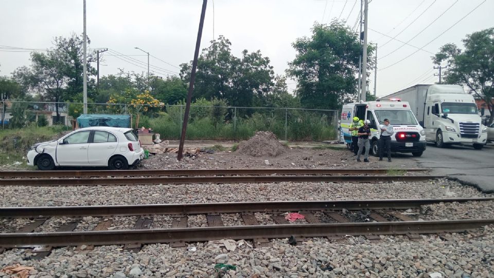 El vehículo March blanco terminó con daños en polvera lado izquierda junto a las vías del tren ubicadas en el cruce de Venustiano Carranza y Luis Mora.