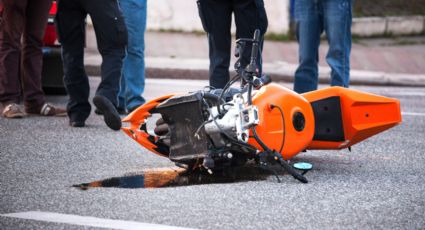 Choca motociclista contra tráiler y muere quemado