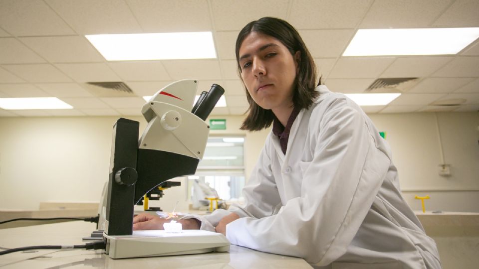 A sus 17 años, Sergio Alejandro Cruz representará a la Universidad Autónoma de Nuevo León en la Olimpiada Internacional de Biología en el encuentro celebrado del 7 al 14 de julio en Kazajistán.