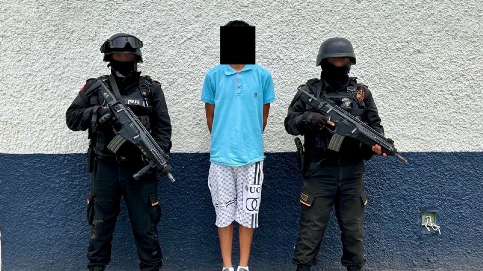 Tras persecución detienen a hombre con arma larga y drogas en Juárez
