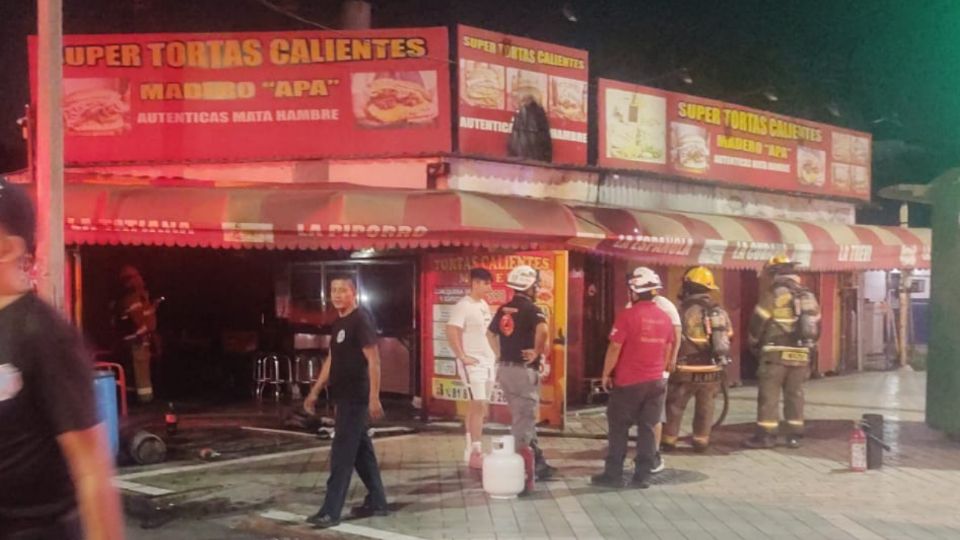 Elementos de Bomberos Nuevo León y personal de Protección Civil trabajaron en coordinación para evitar que el fuego se expandiera en el negocio de tortas ubicado en el centro de Monterrey.