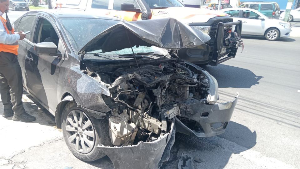 En uno de los accidentes, uno de los conductores impactó su vehículo contra el muro divisorio de la avenida Ruiz Cortines en su cruce con Agami a la altura de la colonia Valle Verde.