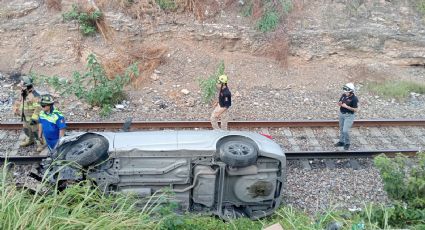 Vehículo termina volcado en vías del tren en San Nicolás, Nuevo León