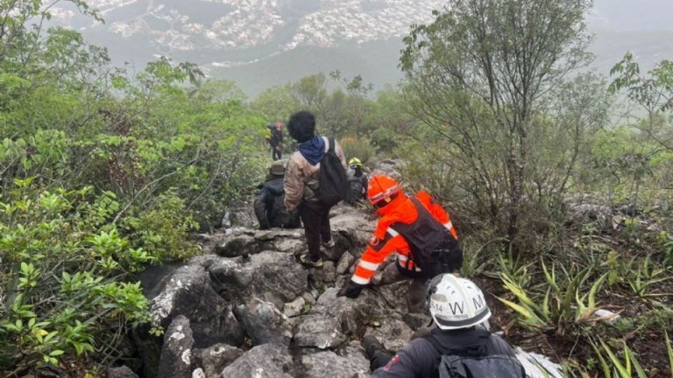 Los elementos de Protección Civil Nuevo León auxiliaron al grupo de senderistas mediante una aplicación de georreferencia para que pudieran retomar su camino en el descenso.