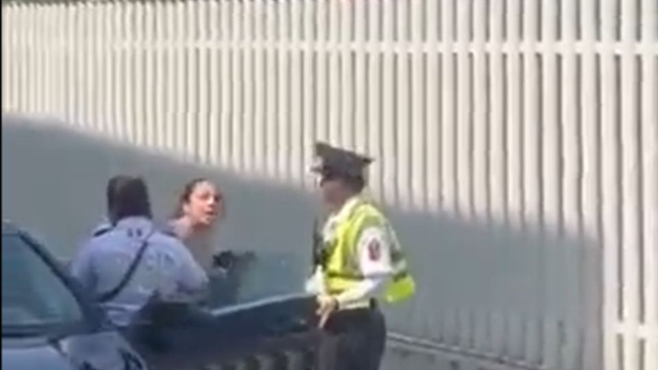 La mujer se hizo de palabras con los oficiales de San Pedro y al negarse a bajarse del vehículo fue llevada en la grúa a la demarcación municipal.