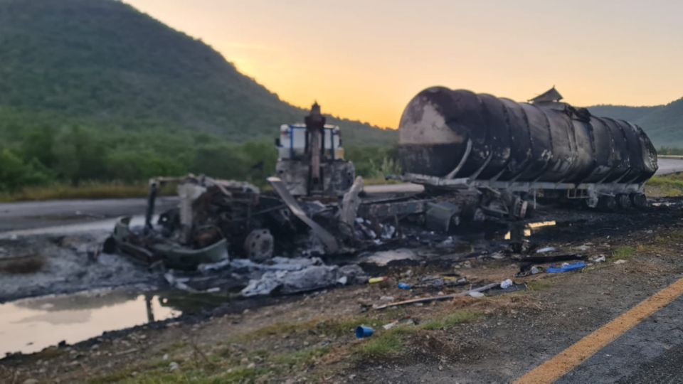 Luego de la volcadura del tráiler, se dio el incendio de la unidad, por lo que los cuerpos de rescate combatieron el siniestro y cerraron la circulación.