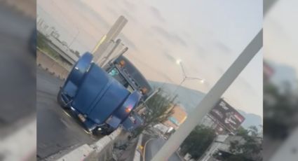 Tráiler choca contra muro de contención en Gonzalitos