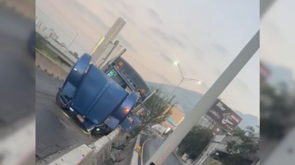 Tráiler choca contra muro de contención en Gonzalitos