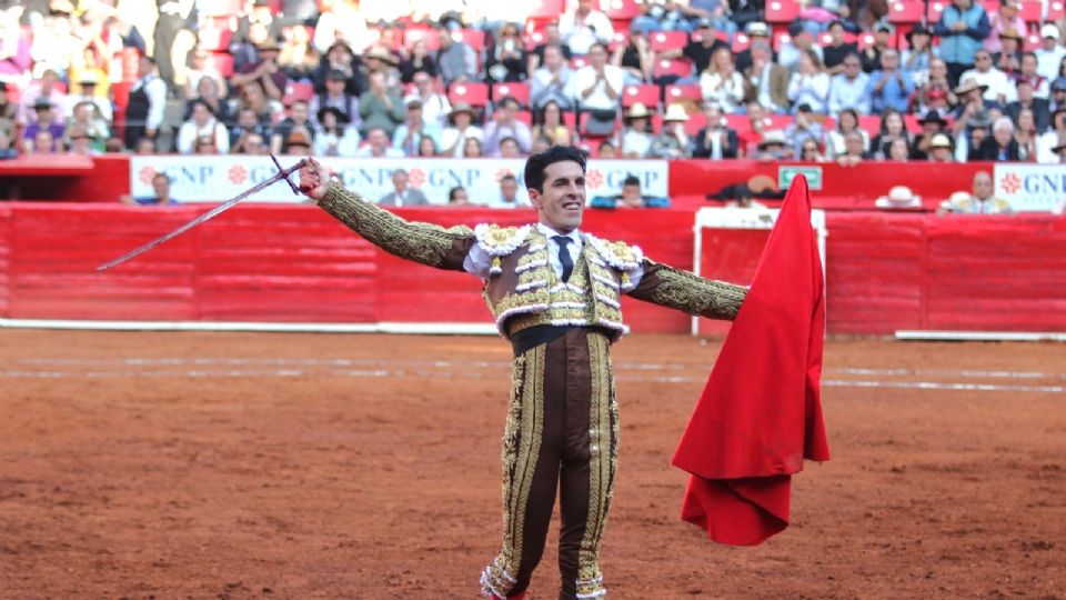 Alejandro Talavante, durante la 5ta corrida del toros en la temporada de reapertura 2024 en la Monumental Plaza de Toros.