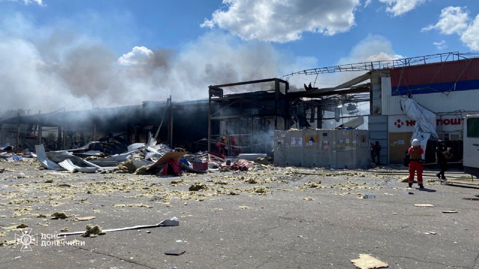 Una vista muestra un supermercado fuertemente dañado por un ataque militar ruso, en medio del ataque de Rusia contra Ucrania, en Kostiantynivka, región de Donetsk, Ucrania. 9 de agosto de 2024.