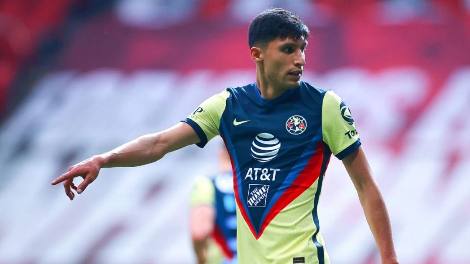 Jordan Silva vistiendo la playera del Club América.