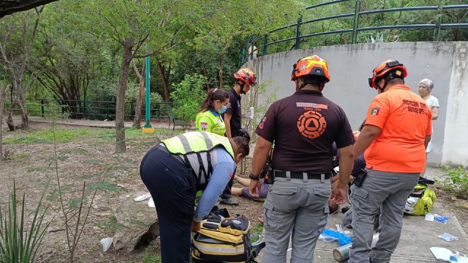 Rescatan a persona lesionada por caída en el Cerro de las Cascadas