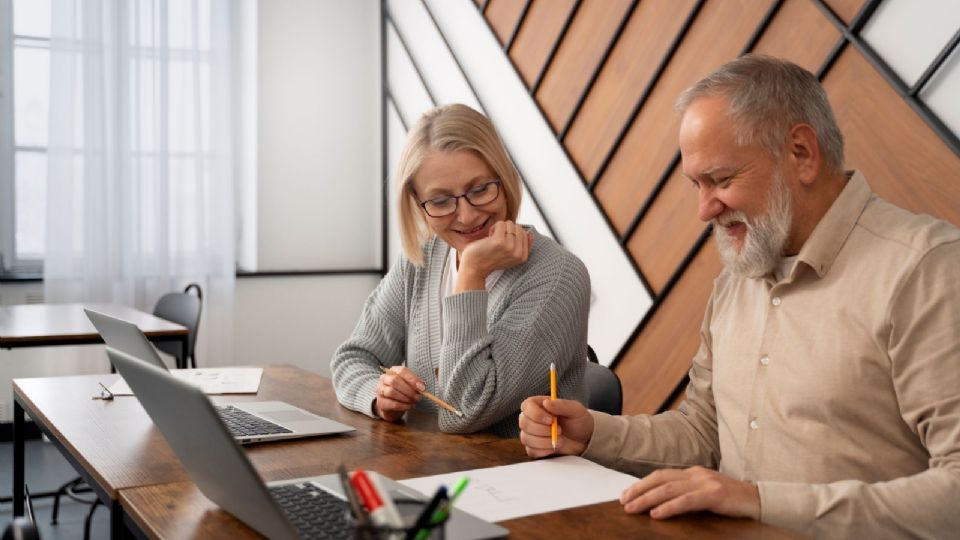 Esta herramienta es crucial para quienes desean ajustar sus aportaciones y maximizar el monto de su pensión futura.
