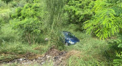 Vehículo cae al lecho del río Santa Catarina tras volcadura en Avenida Morones Prieto