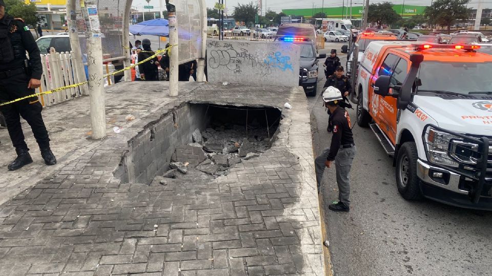 Elementos de Protección Civil Nuevo León trabajan en la zona donde se registró el derrumbe en la parada del transmetro.