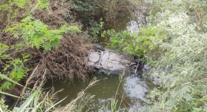 Vehículo vuelca y cae en presa La Boca con una bebé de 1 año al interior