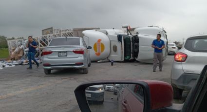 Tráiler con refrescos vuelca y bloquea carretera a Monclova; ciudadanos hacen rapiña