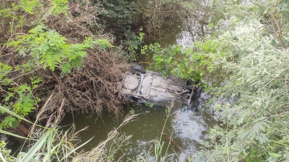 El vehículo Volkswagen Pointer 2004 quedó al interior de la presa La Boca.