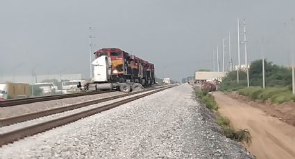 Tráiler intenta ganarle el paso al tren y es embestido en Escobedo