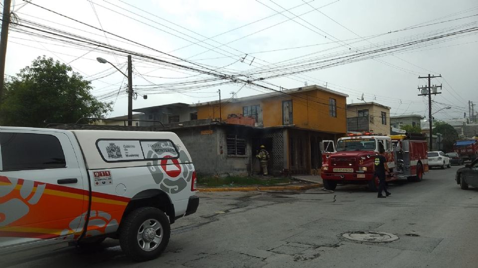 Elementos de Bomberos y Protección Civil acordonaron la zona de la explosión para evitar riesgos a la población.