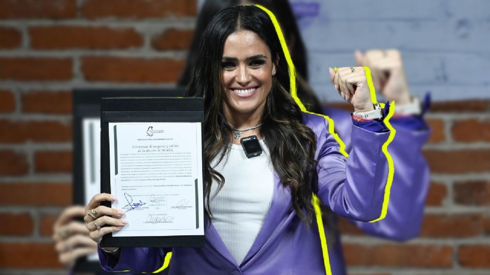 Alessandra Rojo de la Vega celebra su triunfo en la alcaldía Cuauhtémoc.