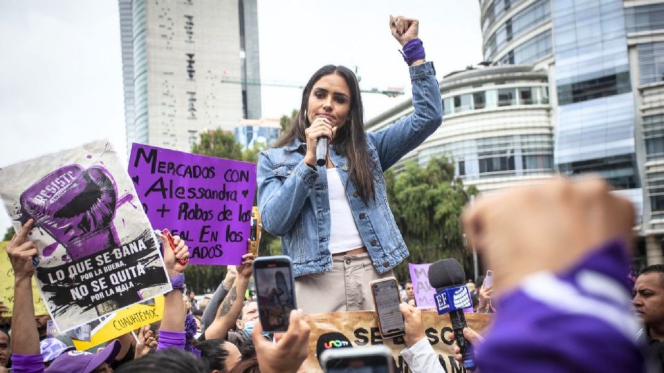 lessandra Rojo de la Vega, alcaldesa electa de la Cuauhtémoc, habló con sus simpatizantes durante la concentración de esta mañana.