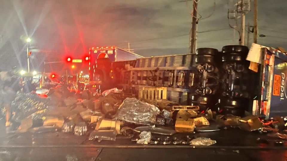 Tren choca con tráiler en Apodaca, desata actos de rapiña entre vecinos