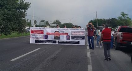 Usuarios bloquean la Carretera Nacional; exigen devolución de 400 millones por fraude inmobiliario