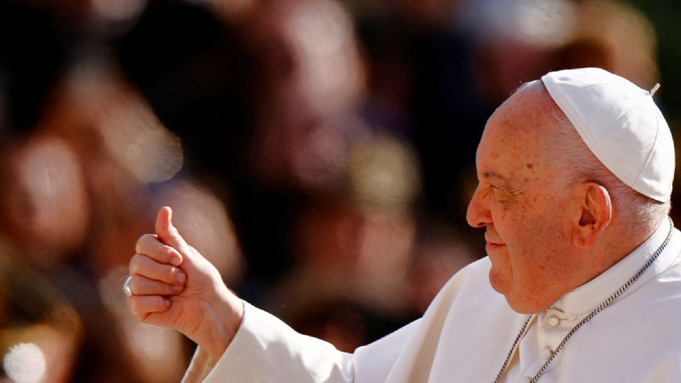 El Papa Francisco hace gestos el día de la audiencia general semanal, en la Plaza de San Pedro en el Vaticano, el 18 de septiembre de 2024.