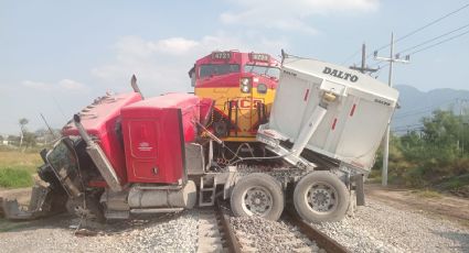 Trailero resulta lesionado tras choque con tren en Santa Catarina