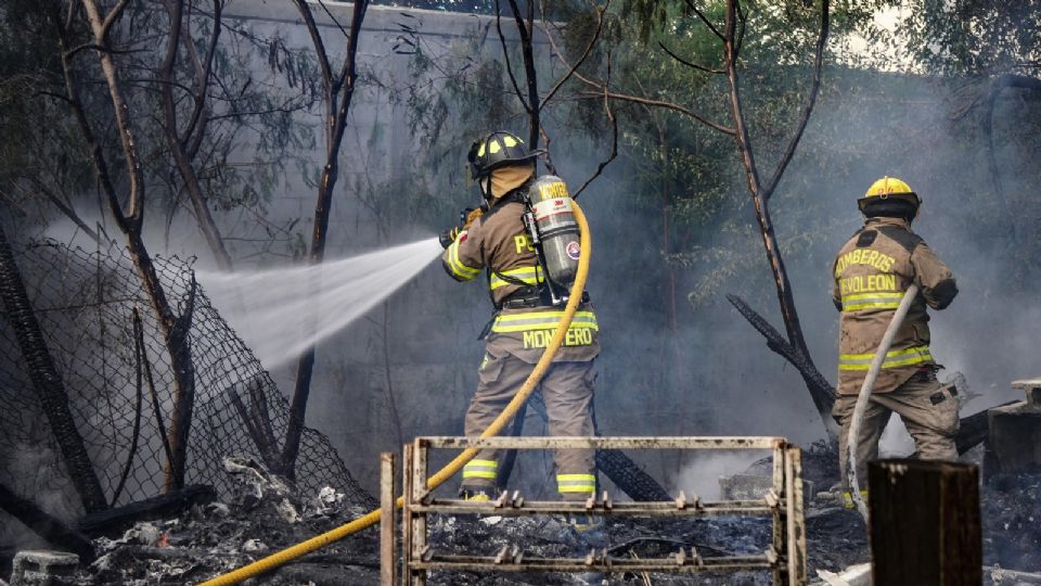 Los bomberos realizaron las maniobras de combate, sofocación y enfriamiento en el lugar.