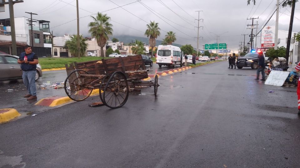 El percance se registró sobre la avenida Rangel Frías, hasta donde acudieron paramédicos de la Cruz Roja para revisar a los heridos.