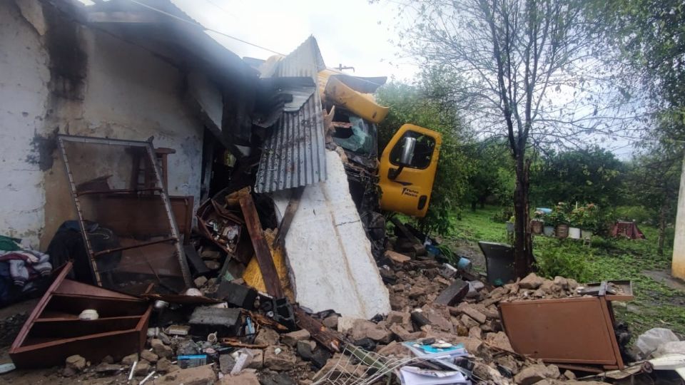 El conductor del tráiler perdió el control de su unidad en una curva y salió proyectado contra la vivienda de la comunidad La Laja.