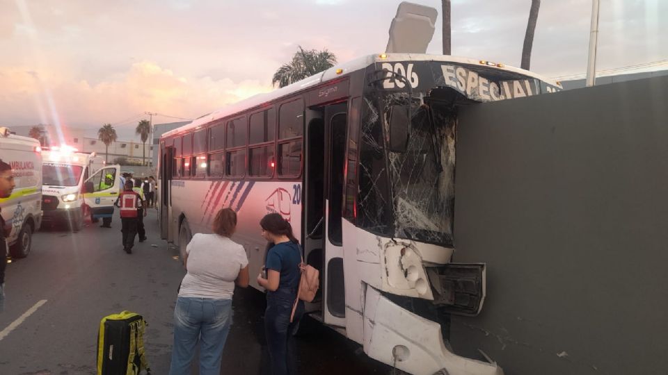 Las personas que iban en el camión de personal apenas se dirigía a su lugar de trabajo cuando se suscitó el accidente.