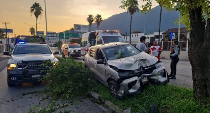 Auto choca contra un árbol en Alfonso Reyes