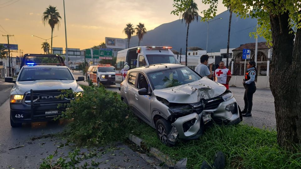 Auto choca contra un árbol en Alfonso Reyes