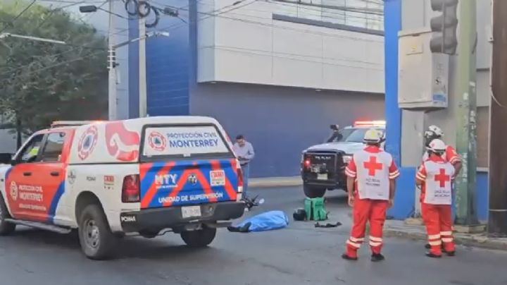 Muere repartidor de comida tras chocar contra camioneta en el centro de Monterrey | VIDEO