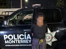 Detienen a mujer en situación de calle que agredía a transeúntes en el Centro de Monterrey