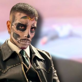 Rauw Alejandro sufre una caída en pleno concierto; conquista al público con su reacción | VIDEO