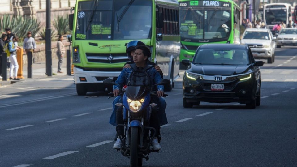 Exhortaron a los motociclistas a no invadir el carril de los ciclistas, ni estacionarse en áreas exclusivas de uso peatonal.