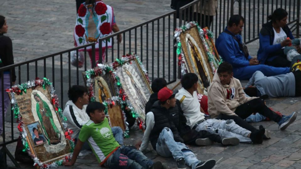 Está noche el atrio de la Basílica se encuentra colmado de fieles católicos provenientes de distintas partes de la República.