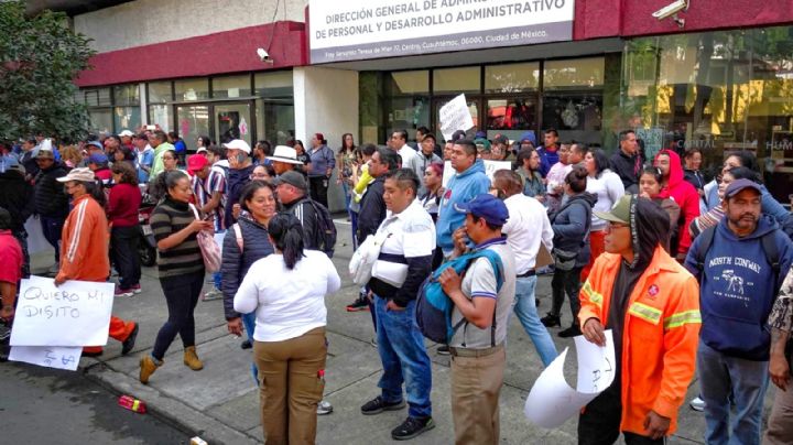 VIDEO | Se enojan trabajadores de limpia: queman basura y revientan cristales de oficinas de gobierno