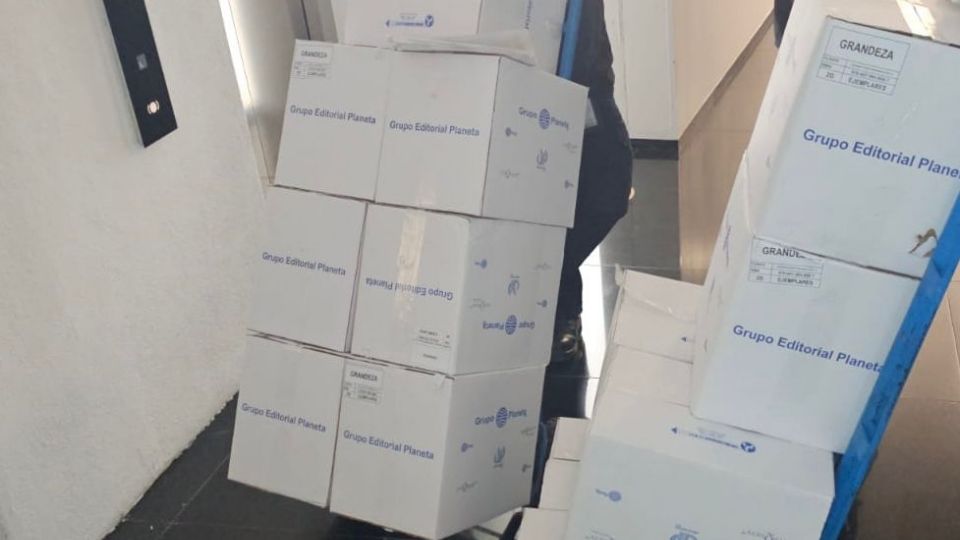Cada uno de los integrantes de la bancada de Morena recibió en sus oficinas 13 cajas con el libro.